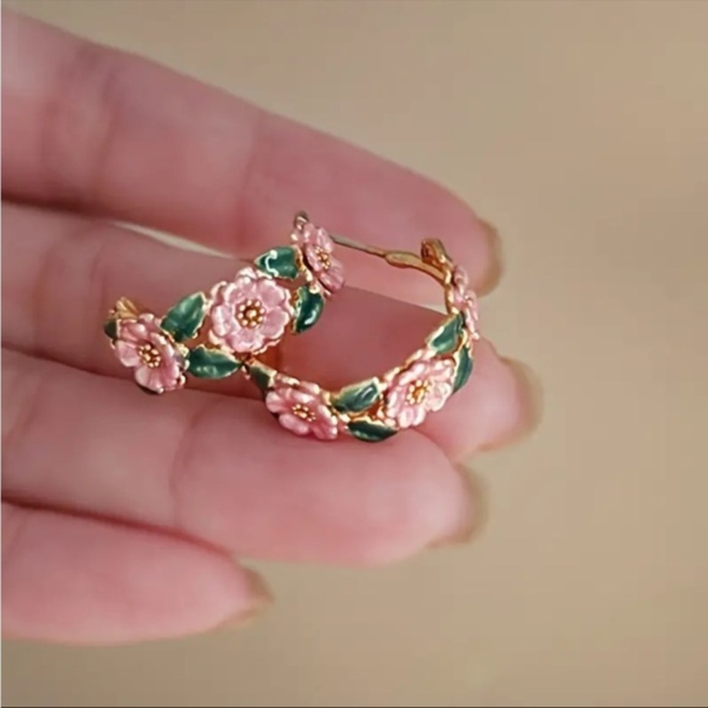 Flower & Leaf Floral Hoop Earrings Vintage Inspired Gold Tone NWT